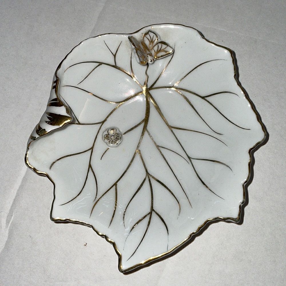 Vtg 50s/60s white leaf‎ shaped gold painted ceramic trinket tray